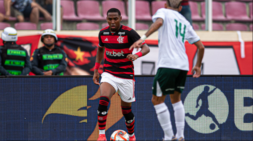Atacante Lorran no jogo Flamengo x Boavista, na Arena Batistão, pelo Campeonato Carioca 2025