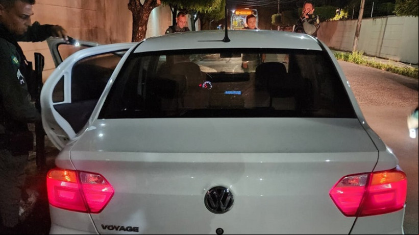 Carro que era dirigido Pablo Mendes Freire, de 32 anos, morto a facadas durante assalto