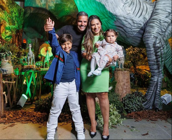 Na vida pessoal, Simone é casada com o empresário e piloto Kaká Diniz desde 2012. Os dois têm dois filhos, Henry e Zaya.