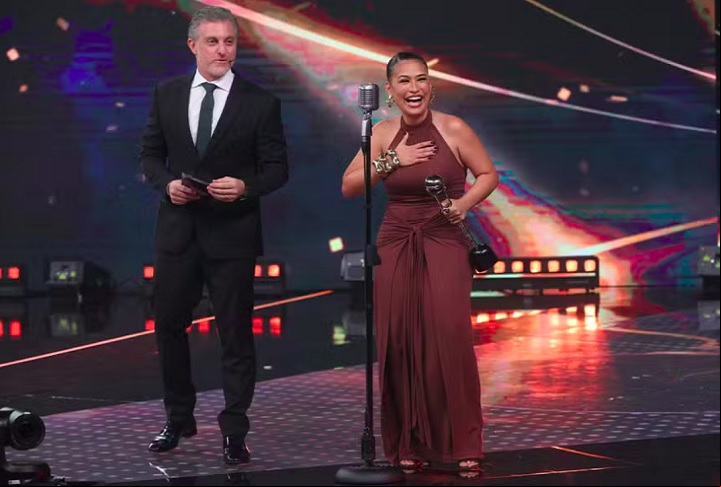 Simone conquistou o troféu de Música do Ano com o hit “Dois Tristes” e superou as concorrentes “Macetando”, de Ivete Sangalo e Ludmilla, e “Primeiro Beijo”, de Gloria Groove, em votação popular.