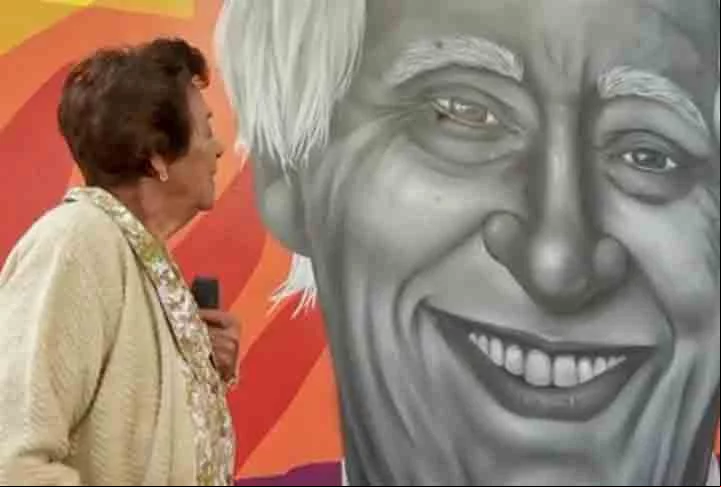 O dramaturgo Zé Celso Martinez Corrêa, fundador do Teatro Oficina e que morreu em 2023, é um dos filhos ilustres de Araraquara retratados pelas mãos de Aracê. Seu rosto estampa um espaço na Avenida José Bonifácio.