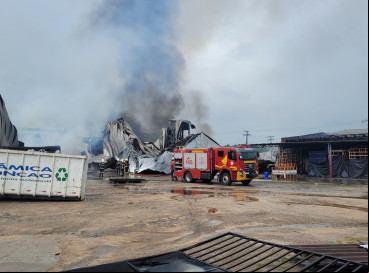 Bombeiros ainda atuam contra as chamas em fábrica de colchões 