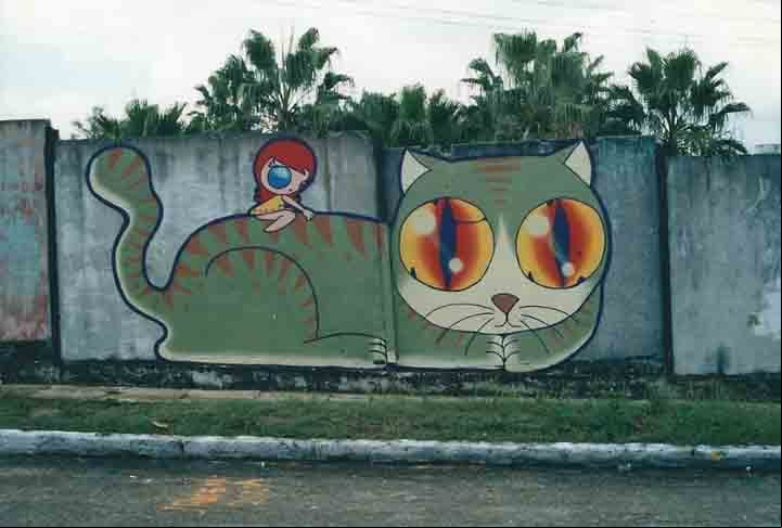 Nina Pandolfo, nascida em Tupã, no interior de São Paulo, também faz grafite com estética similar representando animais, como gatos e peixes.