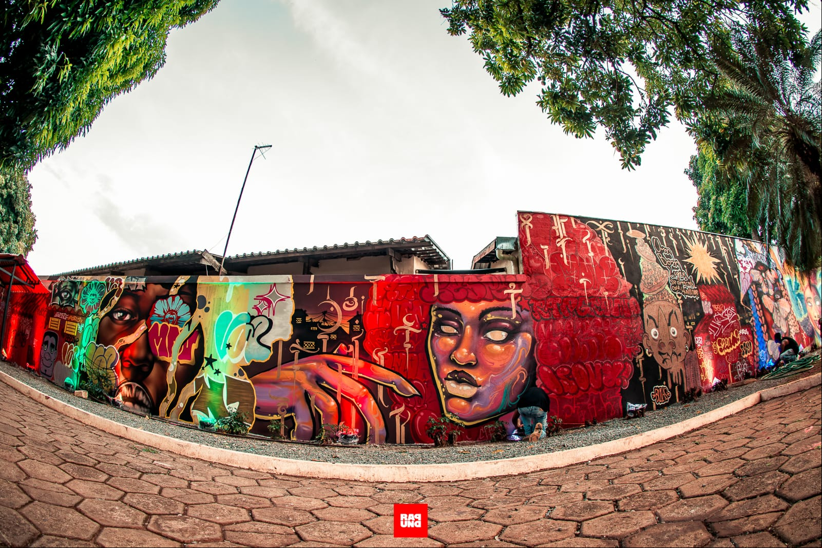 Ponto tradicional da cena alternativa da capital de Goiás, o Martim Cererê ganhou murais pintados por 14 artistas da região, em projeto da Secretaria Estadual de Cultura.