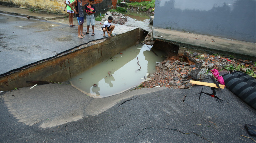 FORTALEZA-CE, BRASIL, 28.02.2025: Asfalto cede e abre cratera no bairro Ancuri. Danos causados pela chuva.  (foto: Fabio Lima/ OPOVO)