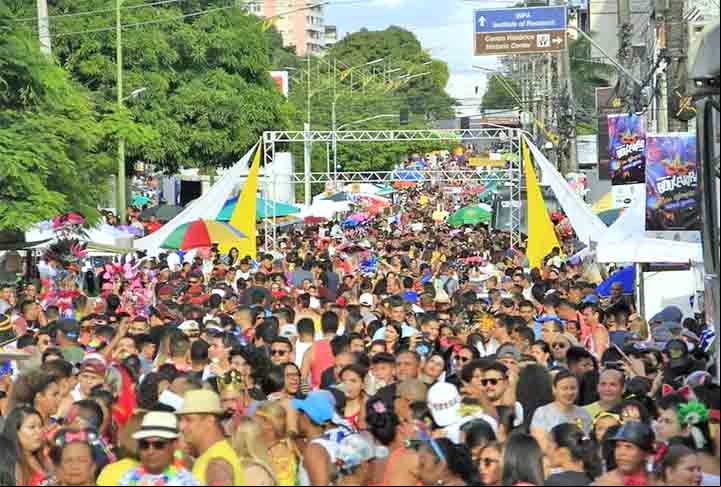Como em outras capitais do país, o carnaval manauara tem festas para multidões nas ruas. Blocos e bandas agitam os foliões com diversidade rítmica - marchinhas, samba, frevo, axé, entre outros.