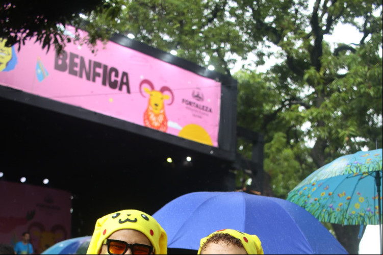 Henrique Almeida, 33, e Lucas Santos, 28, se fantasiaram de Pikachu em referência a uma fala da atriz Fernanda Torres
