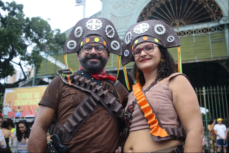O casal Rogério e Gisele participaram do primeiro dia de Caranval do Mercado dos Pinhões O casal Rogério e Gisele participaram do primeiro dia de Caranval do Mercado dos Pinhões