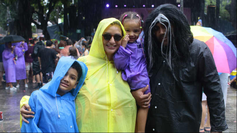 Arthur França, 37, com a esposa Teofilana Soares, 38, e os filhos Heitor, 8, e Maria, 2 Arthur França, 37, com a esposa Teofilana Soares, 38, e os filhos Heitor, 8, e Maria, 2