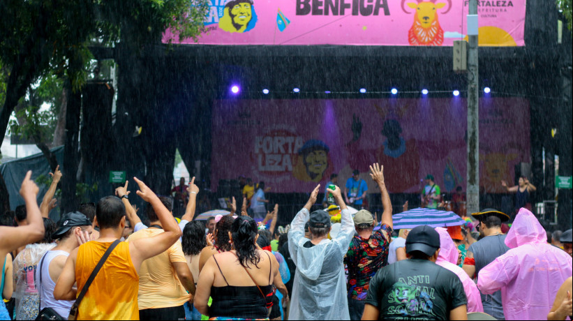 No Benfica, foliões aproveitaram a apresentação da banda Luxo da Aldeia apesar de chuva forte