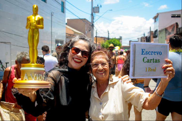 FORTALEZA, CEARÁ, BRASIL, 02-03-2025: Ana Mary Cavalcante 50, e Stela Carneiro 83, vestidas de Fernanda em movimentação de foliões se divertindo, mesmo com sol forte o Bloco de Carnaval Soltos na Buraqueira, fez a alegria das fantaias com a banda de marchinhas de carnaval. (Foto: Samuel Setubal/ O Povo)