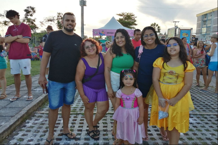 A família da designer de sobrancelhas Carol Magalhães, 30, resolveu curtir, pela primeira vez, o bloquinho infantil do Parque A família da designer de sobrancelhas Carol Magalhães, 30, resolveu curtir, pela primeira vez, o bloquinho infantil do Parque