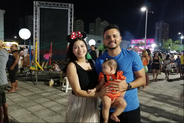 Malu Araújo curte seu primeiro carnaval com os pais, Fernanda e Elias. Malu Araújo curte seu primeiro carnaval com os pais, Fernanda e Elias.