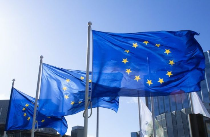 Em 2024, a União Europeia implementou a AI Act, que estabelece diretrizes para o uso ético e seguro da IA, inclusive na saúde.