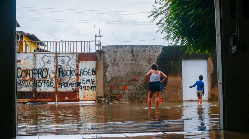 Fortaleza- CE, Brasil, 04-03-25: Moradores do bairro Autran Nunes sofrem com alagamentos e perda de móveis após fortes chuvas. (Foto: Lorena Louise/Especial para O POVO).
