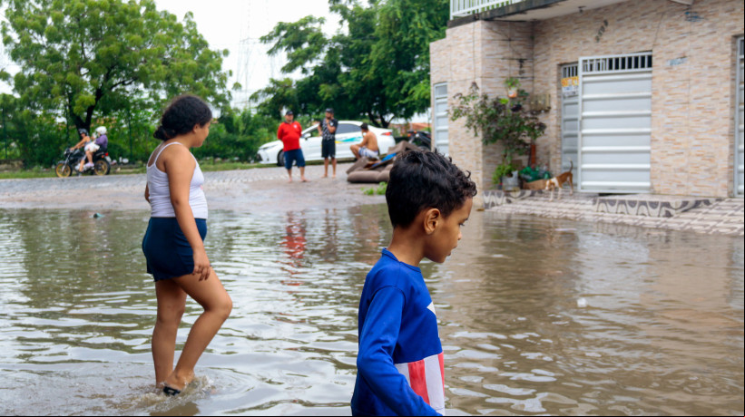 Fortaleza- CE, Brasil, 04-03-25: Moradores do bairro Autran Nunes sofrem com alagamentos e perda de móveis após fortes chuvas. (Foto: Lorena Louise/Especial para O POVO).