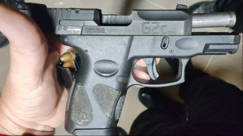 Pistola apreendida com o adolescente suspeito de matar um homem dentro do IJF, no Centro de Fortaleza, no último domingo, 2