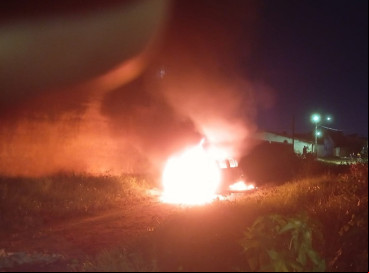 Criminosos atearam fogo e incendiaram e danificaram sede de empresas no Ceará 
