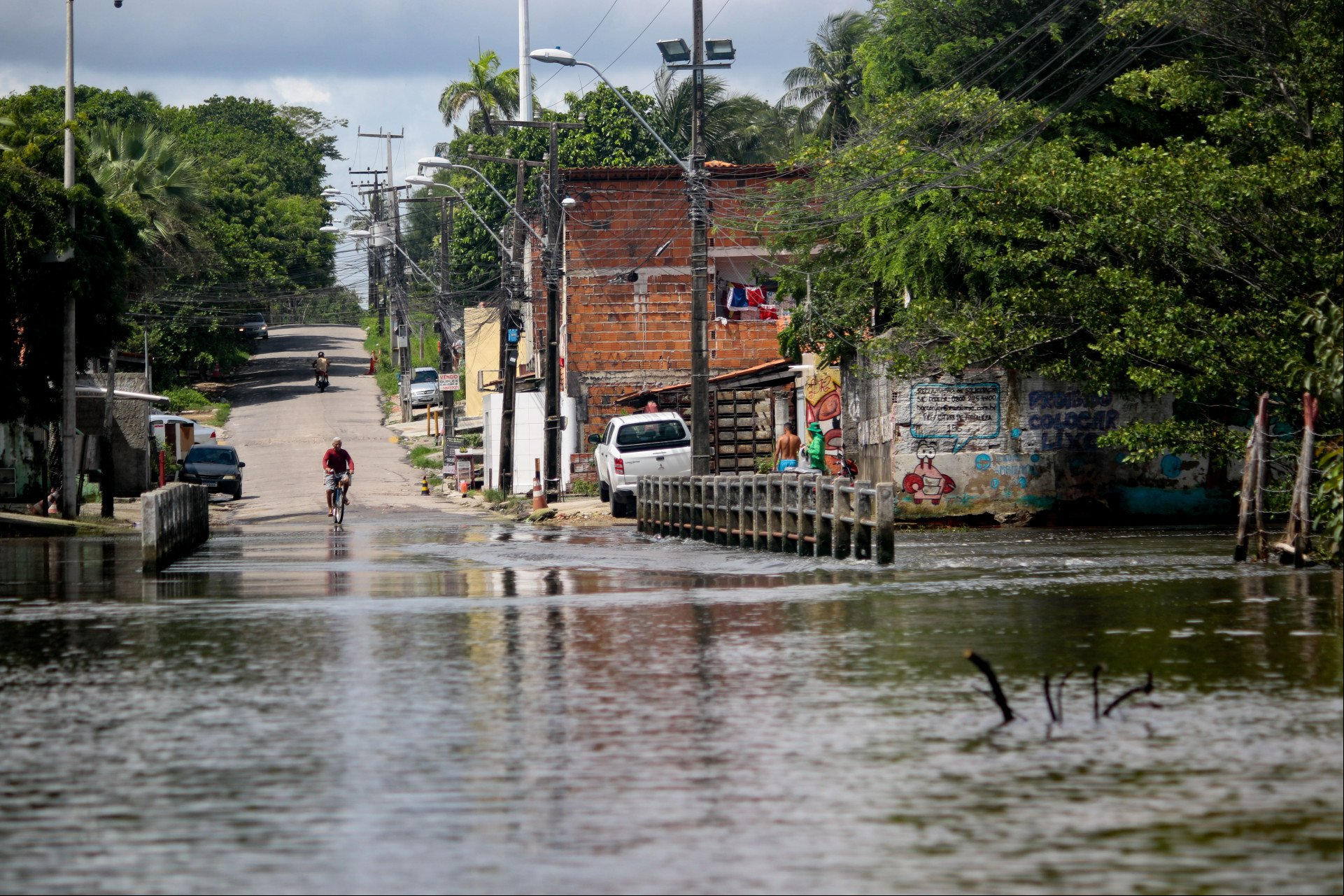 Rua inundada após as fortes chuvas que transbordou o rio Cocó por cima da ponte de agem da Sabiaguaba