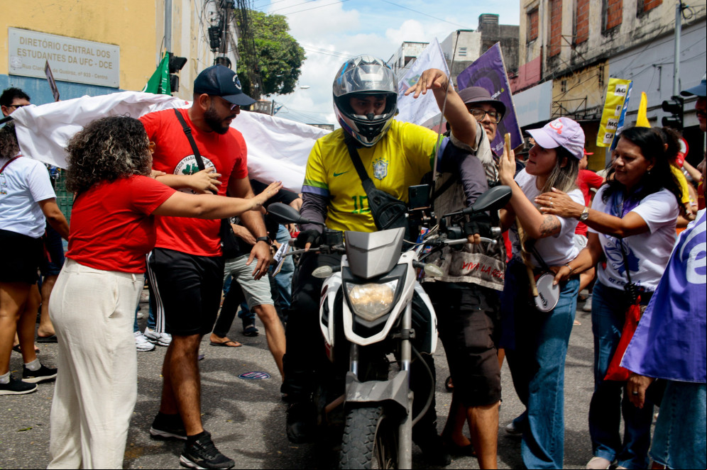 FORTALEZA, CEARÁ, BRASIL, 08-03-2025: Briga no trânsito durante bloqueio de rua na manifestação da Rede Itinerante de Mulheres Atuantes realiza o Ato Unificado do Ceará no Dia da Mulher com concentração na Praça da Bandeira, . (Foto: Samuel Setubal/ O Povo) FORTALEZA, CEARÁ, BRASIL, 08-03-2025: Briga no trânsito durante bloqueio de rua na manifestação da Rede Itinerante de Mulheres Atuantes realiza o Ato Unificado do Ceará no Dia da Mulher com concentração na Praça da Bandeira, . (Foto: Samuel Setubal/ O Povo)