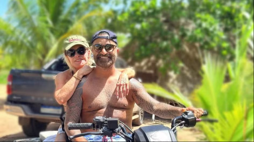 Ana Maria Braga e Fábio Arruda estão juntos há 4 anos; casal de comunicadores ou o Carnaval no litoral da Bahia