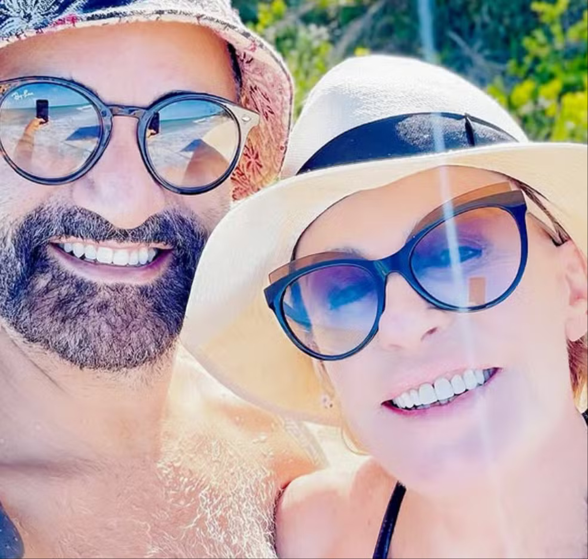 Ana Maria Braga e Fábio Arruda estão juntos há 4 anos; casal de comunicadores ou o Carnaval no litoral da Bahia