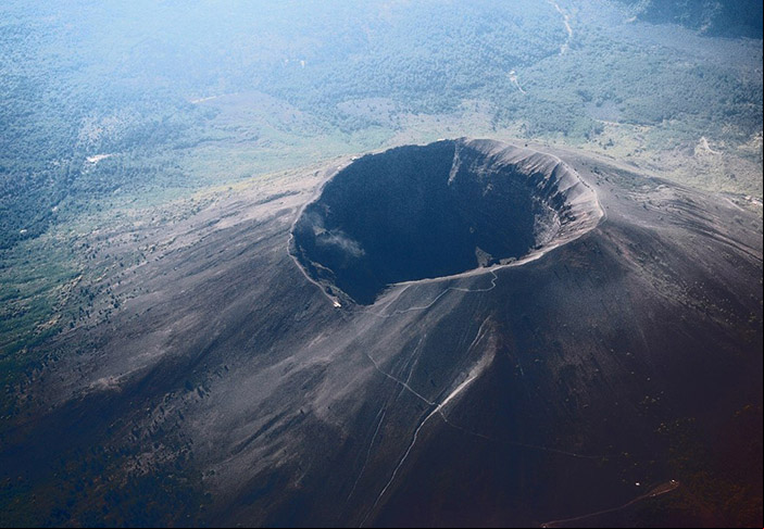 O Vesúvio é o único vulcão na Europa continental a ter entrado em erupção nos últimos 100 anos, embora atualmente esteja adormecido.