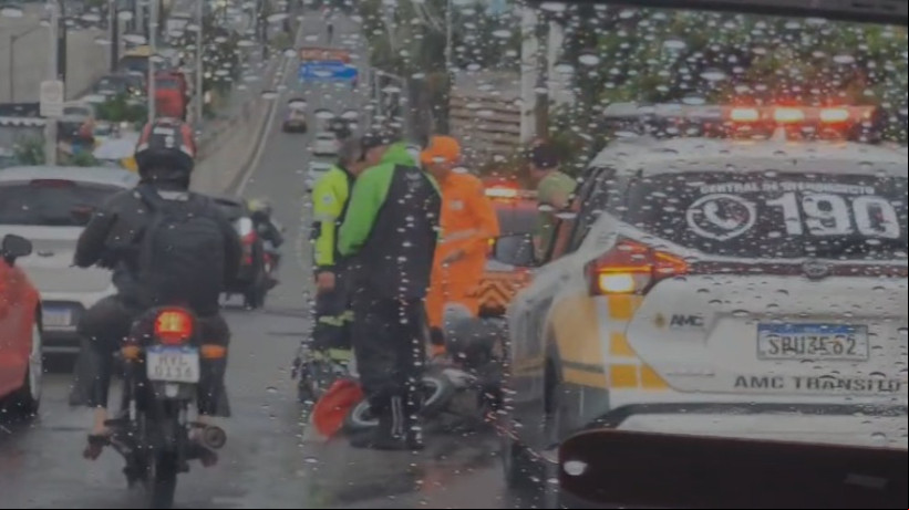 O motorista, único ocupante do veículo, não se feriu, mas o acidente deixou uma motociclista ferida