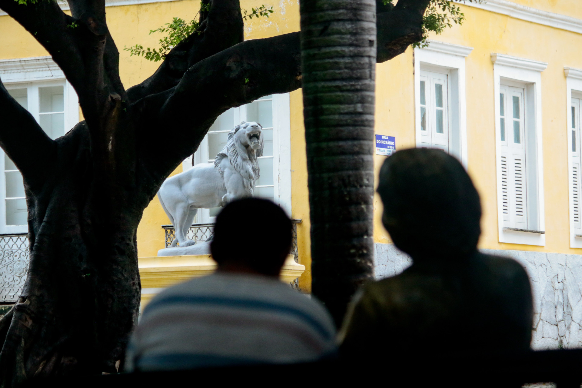 FORTALEZA, CEARÁ, BRASIL, 11-03-2025: Reforma dos monumentos da Praça dos Leões não foi entregue e algumas estatuas e piso em más condições e com acumulo de água. (Foto: Samuel Setubal/ O Povo)