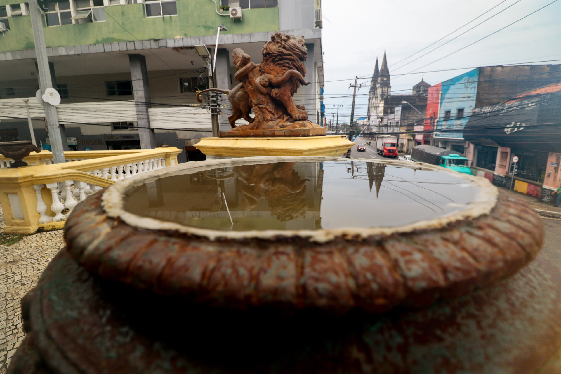 FORTALEZA, CEARÁ, BRASIL, 11-03-2025: Reforma dos monumentos da Praça dos Leões não foi entregue e algumas estatuas e piso em más condições e com acumulo de água. (Foto: Samuel Setubal/ O Povo)