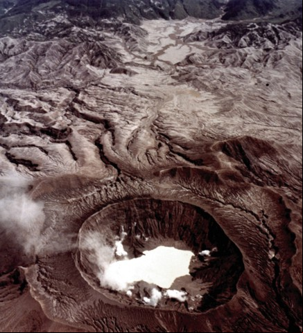Vulcão El Chichón (México) - Teve três erupções em março e abril de 1982, matando 1.900 pessoas e causando alterações no clima. Mais de 24 mil km² de território foram atingidos. A foto mostra a cratera sete meses após a explosão.