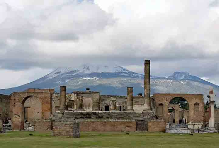 O Vulcão mais famoso da história é o do Monte Vesúvio, cuja erupção em 79 d.C destruiu as cidades de Pompeia e Herculano. Redescobertas no século 18, tornaram-se museus a céu aberto, visitados por turistas do mundo inteiro.