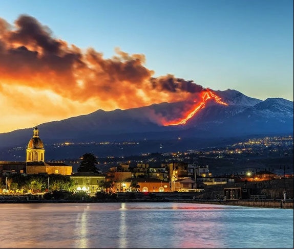 O Etna é chamado de Bom Gigante porque, embora a lava atinja temperaturas em torno de 1.000ºC, ela escorre em ritmo lento na direção sudeste, para uma região há muito desabitada.