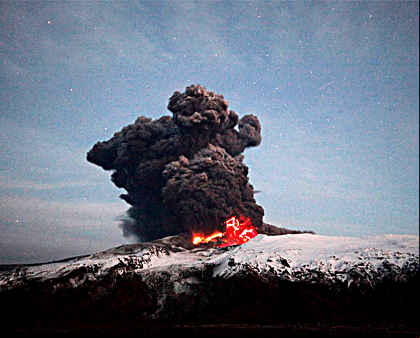 Vulcão Eyjafjallajökull (Islândia) - Entrou em erupção em abril de 2010. O grande volume de gases e cinzas formou uma massa que atingiu a parte oeste da Europa, impedindo voos durante várias semanas. Um prejuízo de US$ 1 bilhão para as companhias aéreas.