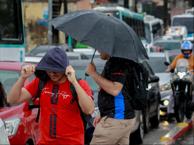 O a precipitação é intensa, fraca a moderada e ocorre de forma intermitente O a precipitação é intensa, fraca a moderada e ocorre de forma intermitente
