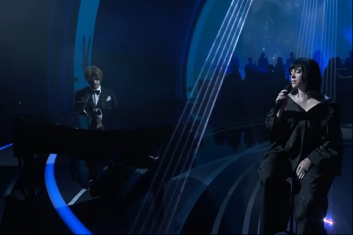 A primeira estatueta deles foi pela música No Time to Die, do filme 007 - Sem Tempo para Morrer (2021).