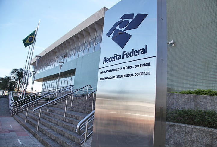 Essa é a famosa sonegação fiscal. Sonegar imposto é crime. Quem for pego na malha fina da Receita Federal pode pagar uma multa e até mesmo ser preso.