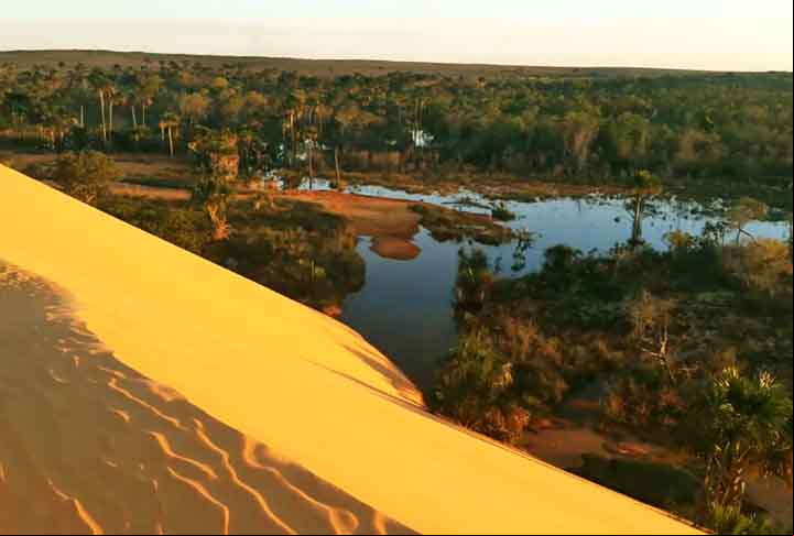 Praia do Carneiro – Mateiros, Tocantins - No Jalapão, destaca-se por suas areias douradas, típicas das dunas e formações de quartzito da região. O cenário é complementado por rios de águas cristalinas e vegetação do Cerrado.