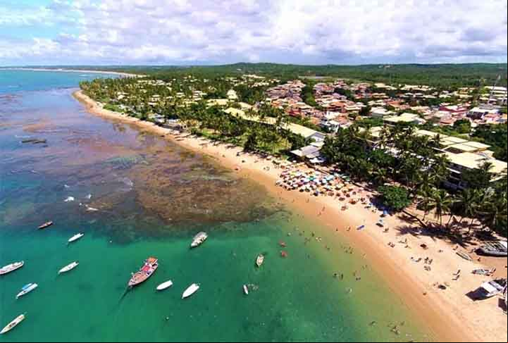 Praia do Forte – Mata de São João, Bahia - Apresenta trechos de areia dourada, misturada com pedacinhos de conchas e corais. O contraste entre areia e as piscinas naturais formadas por recifes é marcante.