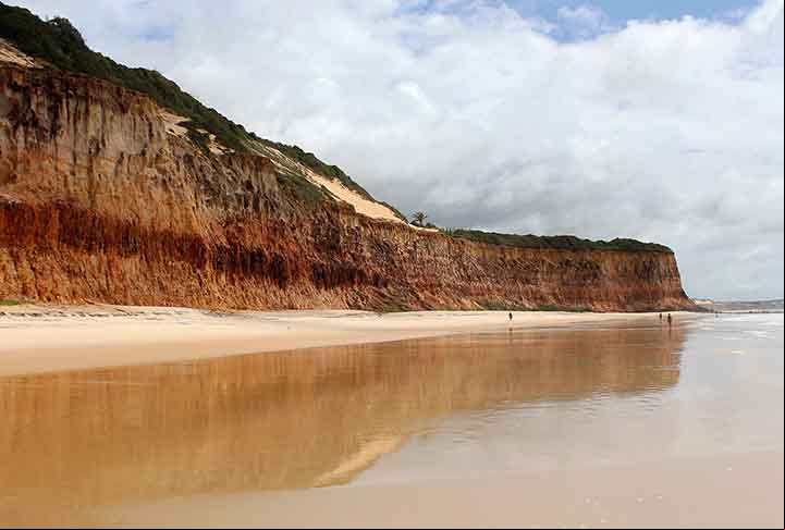 Praia da Pipa – Tibau do Sul, Rio Grande do Norte - Apresenta areias douradas combinadas com falésias de argila avermelhada, criando um visual dramático e único. As paisagens são complementadas por águas claras e enseadas escondidas.