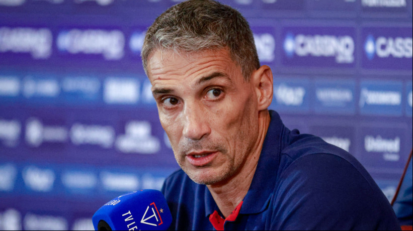 Treinador Vojvoda concedendo entrevista coletiva