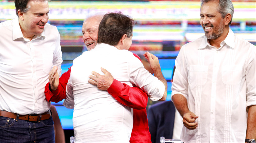 ￼LULA abraça Evandro Leitão na inauguração do Hospital Universitário do Ceará, entre Camilo Santana e Elmano de Freitas