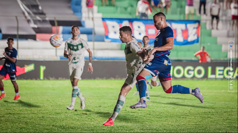Moisés, atacante do Fortaleza, em duelo contra o Sousa