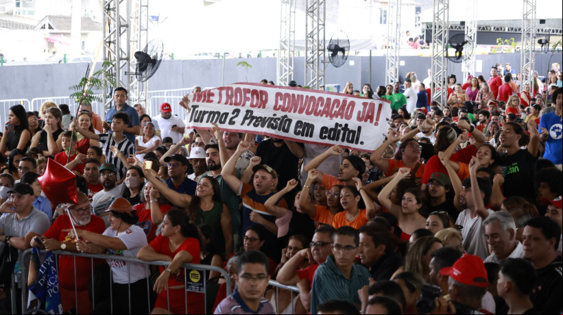 Manifestantes entoaram gritos de