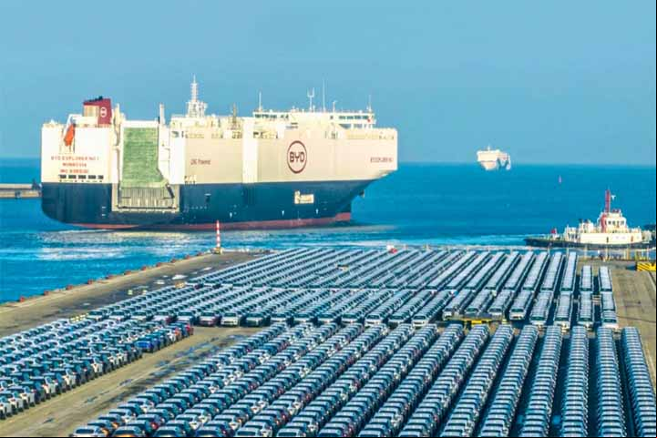 Reportagem do jornal londrino Financial Times relatou que muitos portos da Europa chegaram a registrar encalhe de veículos recarregáveis importados da China durante o ano ado.