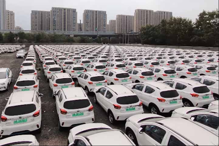 Terminais em Bruges e Antuérpia, na Bélgica, enfrentaram problemas logísticos com o excesso de carros elétricos estocados.