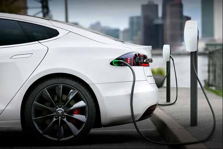 Estudos apontam que é necessário haver um carregador público para cada dez carros elétricos em circulação.