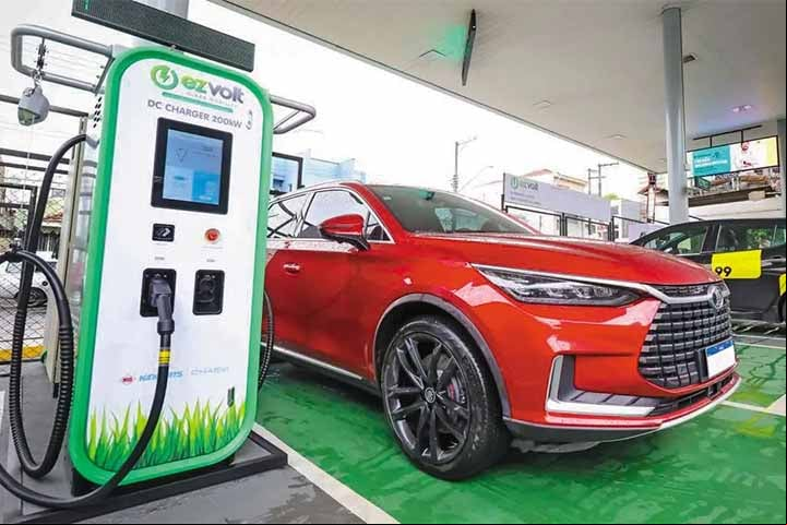 No Brasil, a infraestrutura de recarga também é um empecilho para a expansão do mercado de carros elétricos. Segundo dados da Associação Brasileira do Veículo Elétrico (ABVE), o país ultraou em agosto de 2024 a marca de 10 mil pontos de recarga para carros elétricos (BEV) e híbridos plug-in (PHEV).
