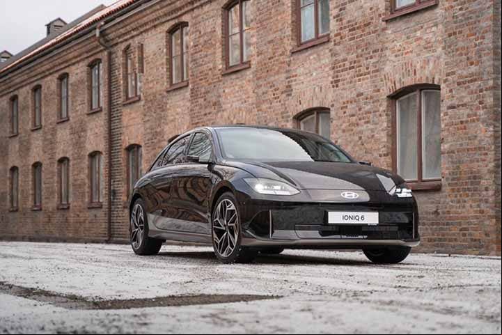 No país escandinavo, a venda de carros elétricos representou 88% do mercado automotivo em 2023 e o governo norueguês projeta proibir o comércio de veículos a combustão interna já em breve.