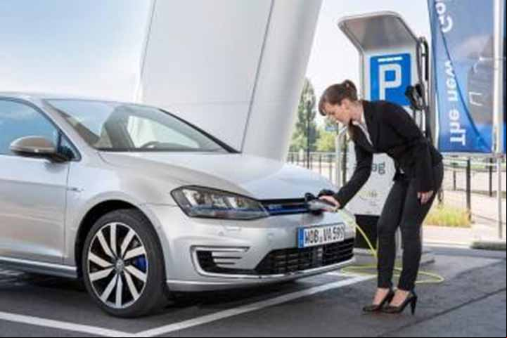 A instalação de estações de recarga recebeu subsídio agressivo do governo norueguês, o que permitiu ao país de quase 5,5 milhões de habitantes expandir rapidamente a venda de carros elétricos.